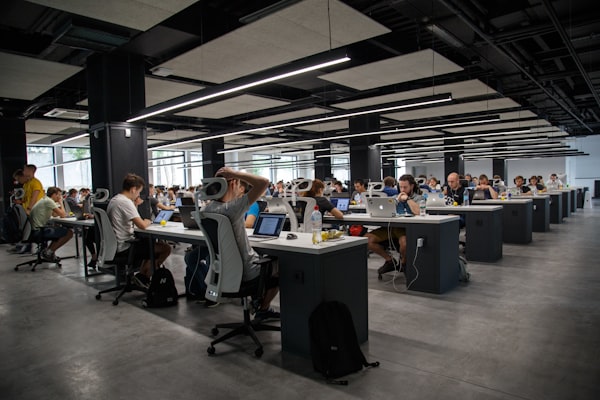 Equipe trabalhando em escritório corporativo moderno